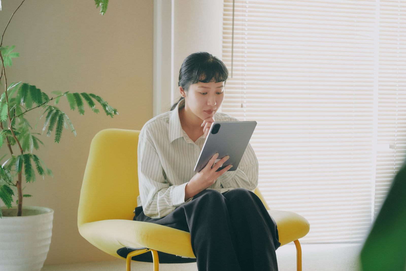 椅子に座ってタブレットで体質タイプ診断を受けている様子