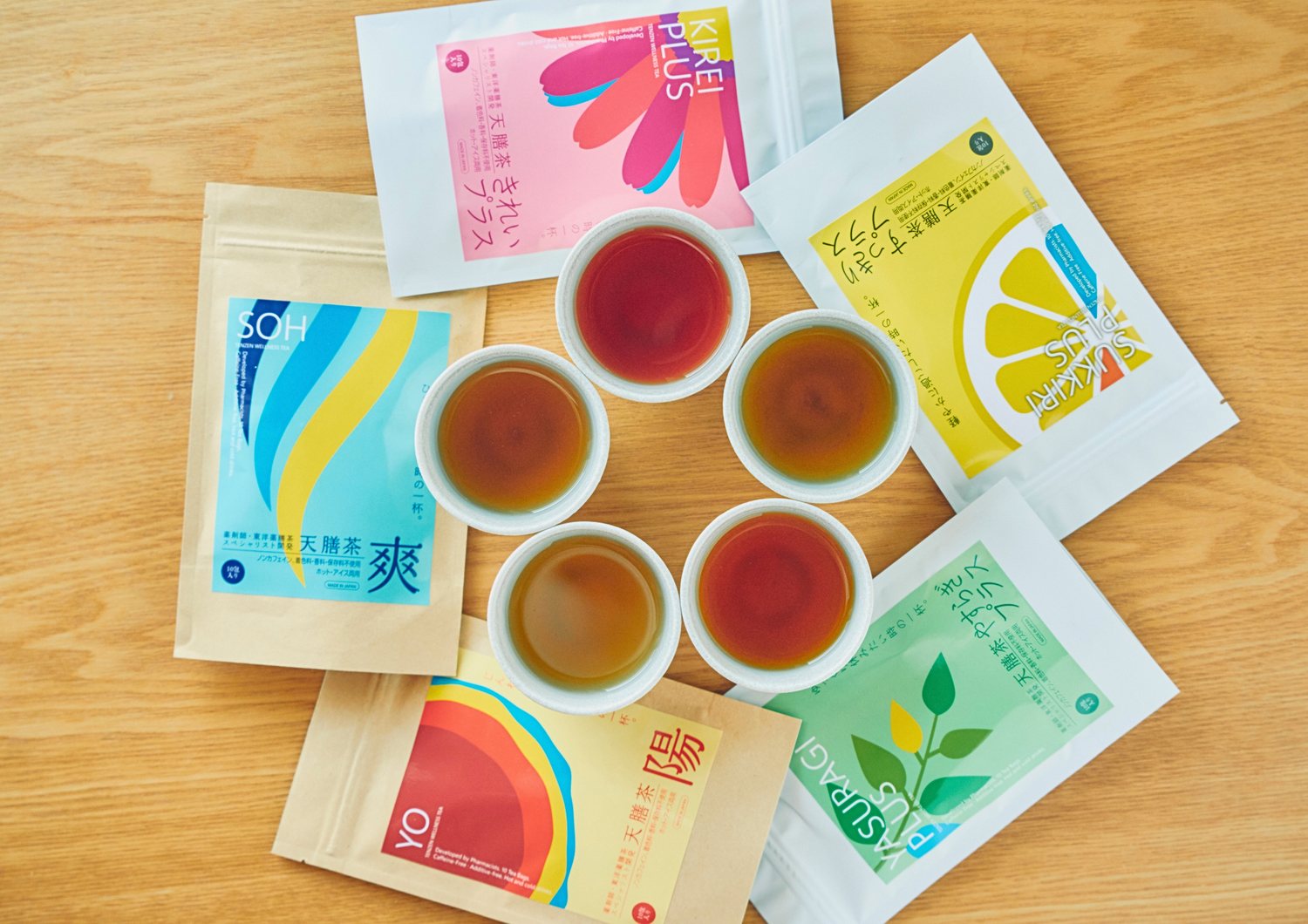 天膳茶 全5種のラインナップと、淹れたてのお茶5杯