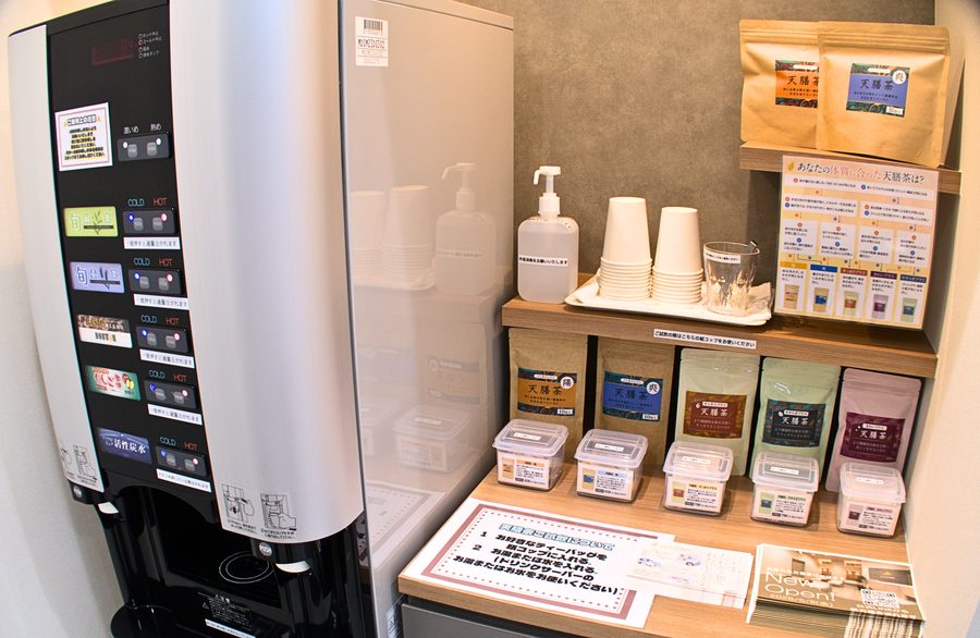 アスエル薬局の試飲スペースと天膳茶の売場