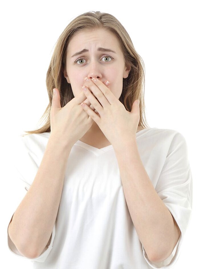口もとを押さえて不安そうにする女性
