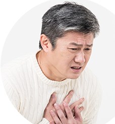 胸を押さえる高齢の男性