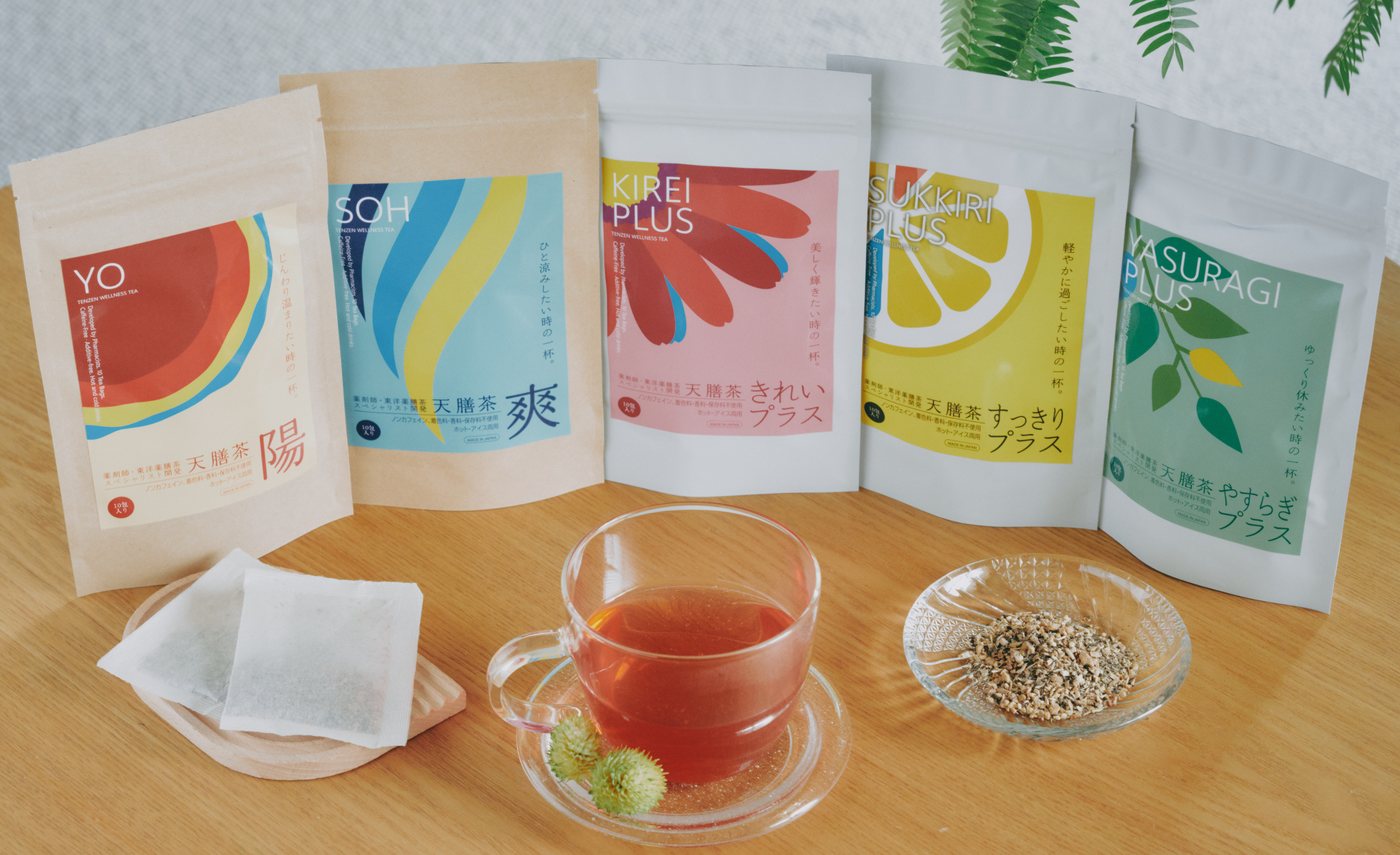 天膳茶5種類のパッケージと、注いだお茶