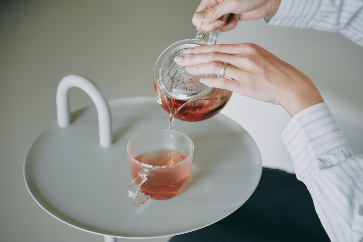 ガラスのポットから注ぐ天膳茶