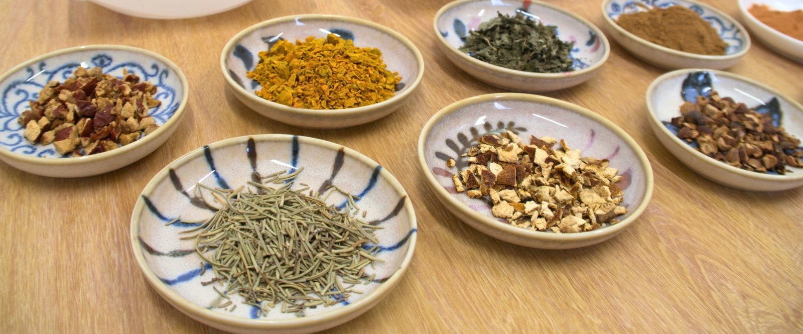 小皿に取り分けた天膳茶の素材